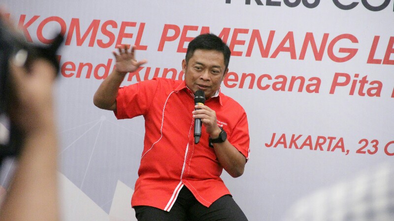 Direktur Utama Telkomsel Ririek Adriansyah menyampaikan paparan mengenai rencana Telkomsel untuk memanfaatkan frekeunsi 2,3 GHZ saat berlangsungnya konferensi pers di Jakarta, Senin (23/10/2017).